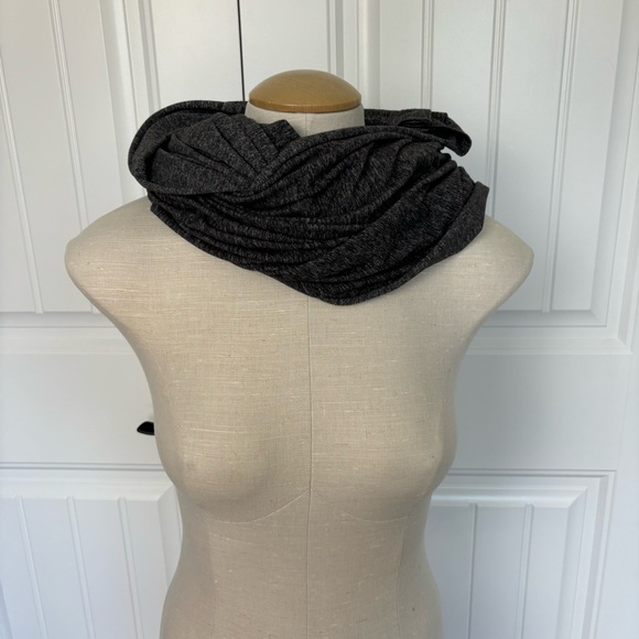 🍁50% Off Sale 🍁 Lululemon Vinyasa Scarf Grey - Picture 4 of 8